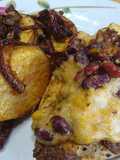 Pollo coronado con palmitos, frijoles, choclo y papas encebolladas
