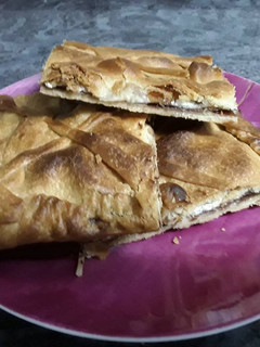 Una foto de Empanada de cecina y rulo de cabra