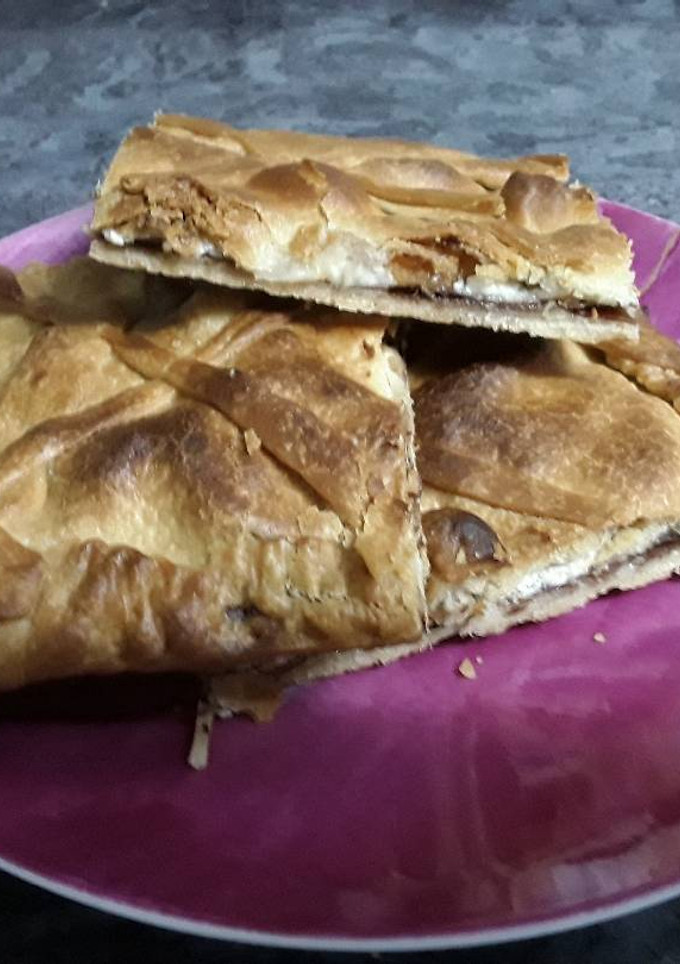 Una foto de Empanada de cecina y rulo de cabra