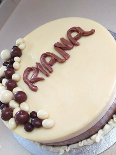 Una foto de Tarta tres chocolates con gelatina