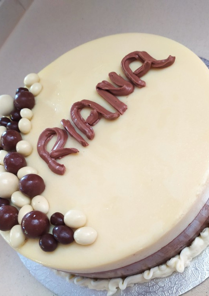 Una foto de Tarta tres chocolates con gelatina