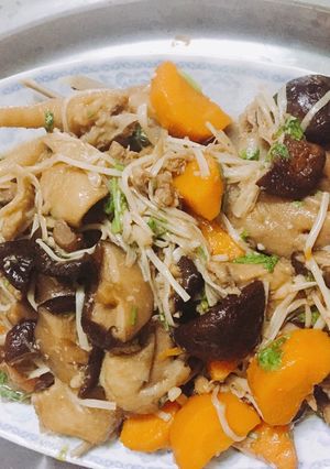 Hình của món Gà om nấm.