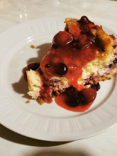 Túrós sajttorta gyümölcsszósszal recept fotója
