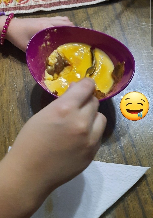 Una foto de El flan que espera mi nieta como fin de la comida