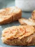 Tostadas de pan de campo con dip de humus, oliva y pimentón