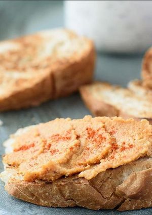 Una foto de Tostadas de pan de campo con dip de humus, oliva y pimentón