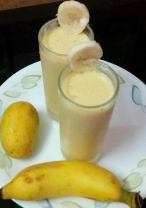 A picture of Banana mango smoothie.
