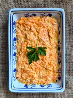 Una foto de Havuç salatasi 🥕 Ensalada turca de zanahoria 🥕 🇹🇷 Ensalada de zanahoria y yogur casero 🥕