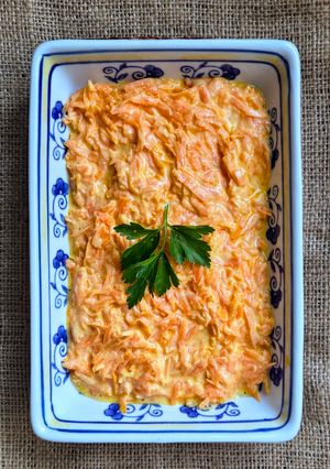 Una foto de Havuç salatasi 🥕 Ensalada turca de zanahoria 🥕 🇹🇷 Ensalada de zanahoria y yogur casero 🥕