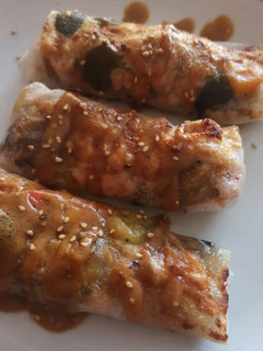Una foto de Rolls de carne y verduras