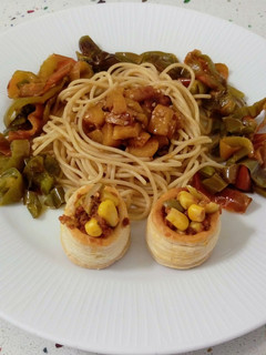 Una foto de Espaguetis salteados con mango y mini volavents rellenos de paté de tomate, aceitunas y maíz