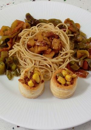 Foto principal de Espaguetis salteados con mango y mini volavents rellenos de paté de tomate, aceitunas y maíz