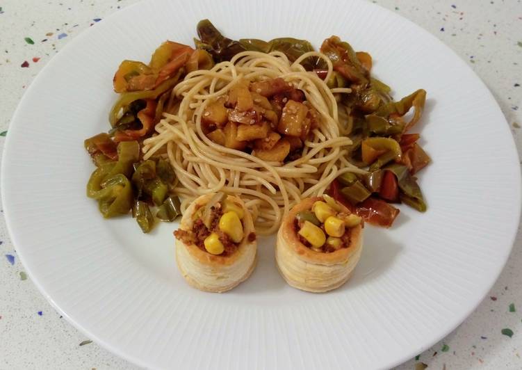 Espaguetis salteados con mango y mini volavents rellenos de paté de tomate, aceitunas y maíz