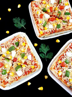 ચીઝ ગાર્લિક બ્રેડ પીઝા (Cheese garlic bread pizza recipe in Gujarati) રેસીપી મુખ્ય ફોટો