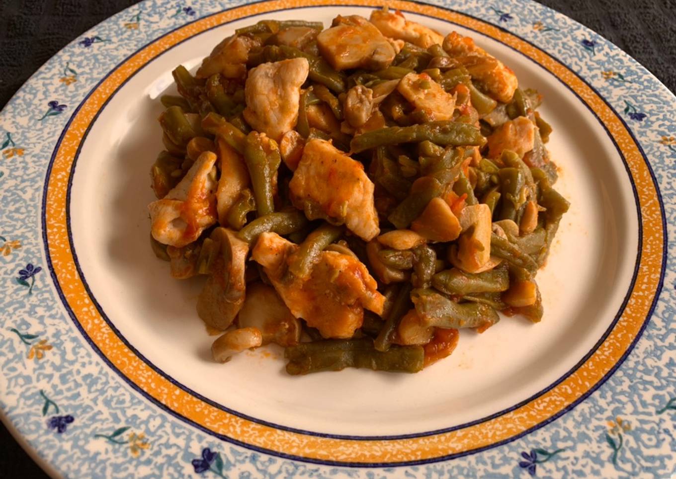 Judías verdes rehogadas con pollo champiñones y tomate frito
