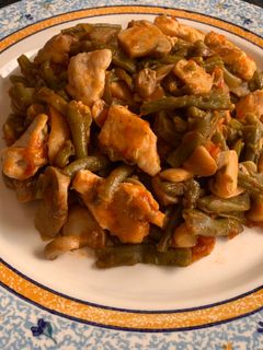 Una foto de Judías verdes rehogadas con pollo champiñones y tomate frito