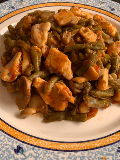 Una foto de Judías verdes rehogadas con pollo champiñones y tomate frito