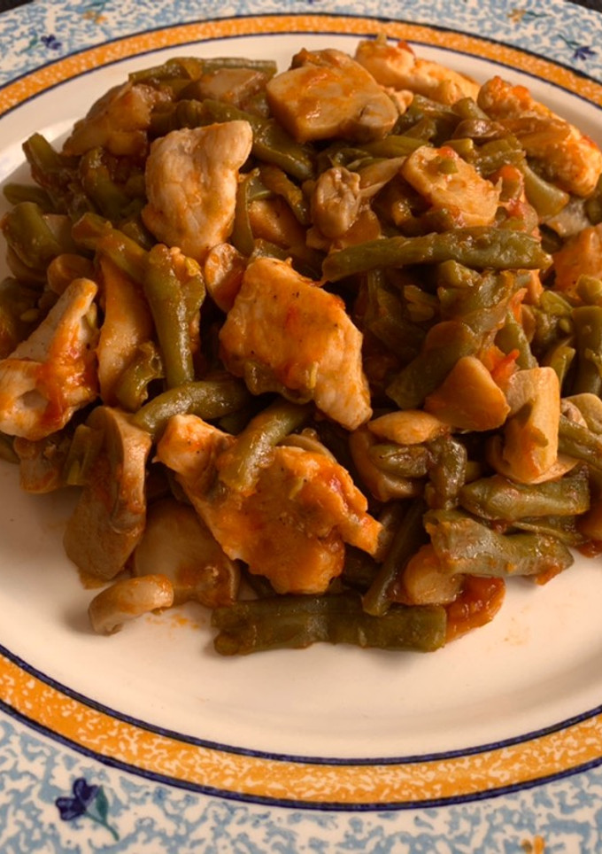 Una foto de Judías verdes rehogadas con pollo champiñones y tomate frito