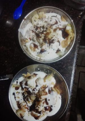 A picture of Dahi bhalla with papdi.