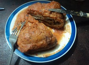 Una foto de Torta ahogada con caldillo  de jitomate no picante estilo Jalisco para niños