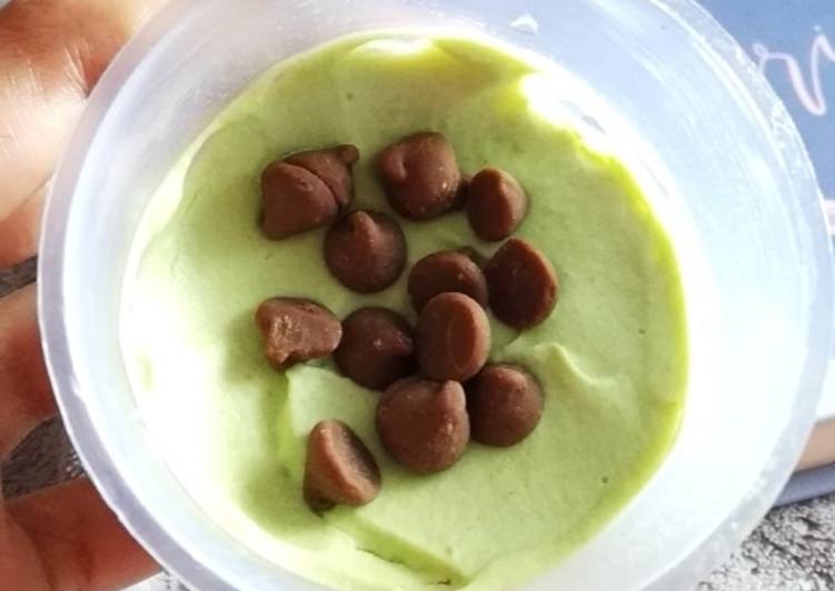 Cara Gampang Menyiapkan Matcha Latte Chocochips Ice Cream , Menggugah Selera