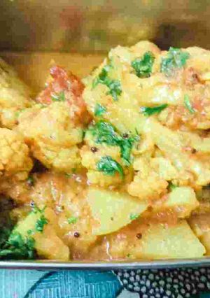 A picture of Cauliflower, potato gravy masala vegetable.