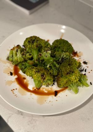 A picture of Laver seasoned broccoli.