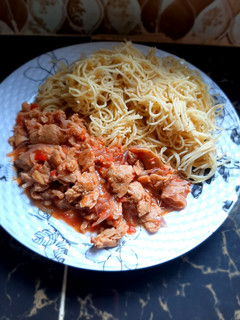 A picture of Spaghetti with sossi chunks.