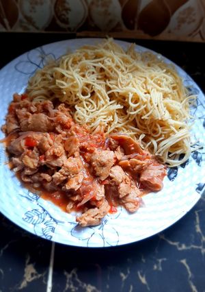 A picture of Spaghetti with sossi chunks.