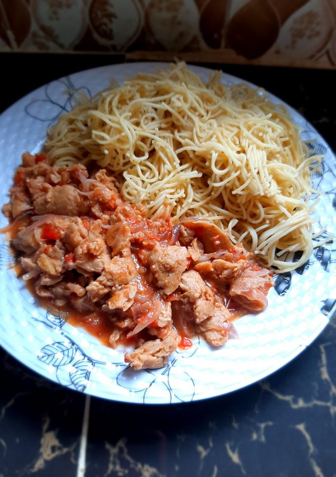 A picture of Spaghetti with sossi chunks.