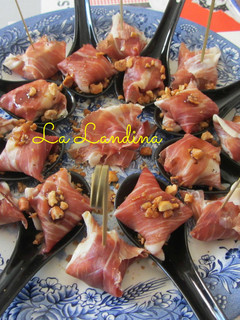 Una foto de Cucharitas de jamón y plátano y bocaditos de jamón con uvas