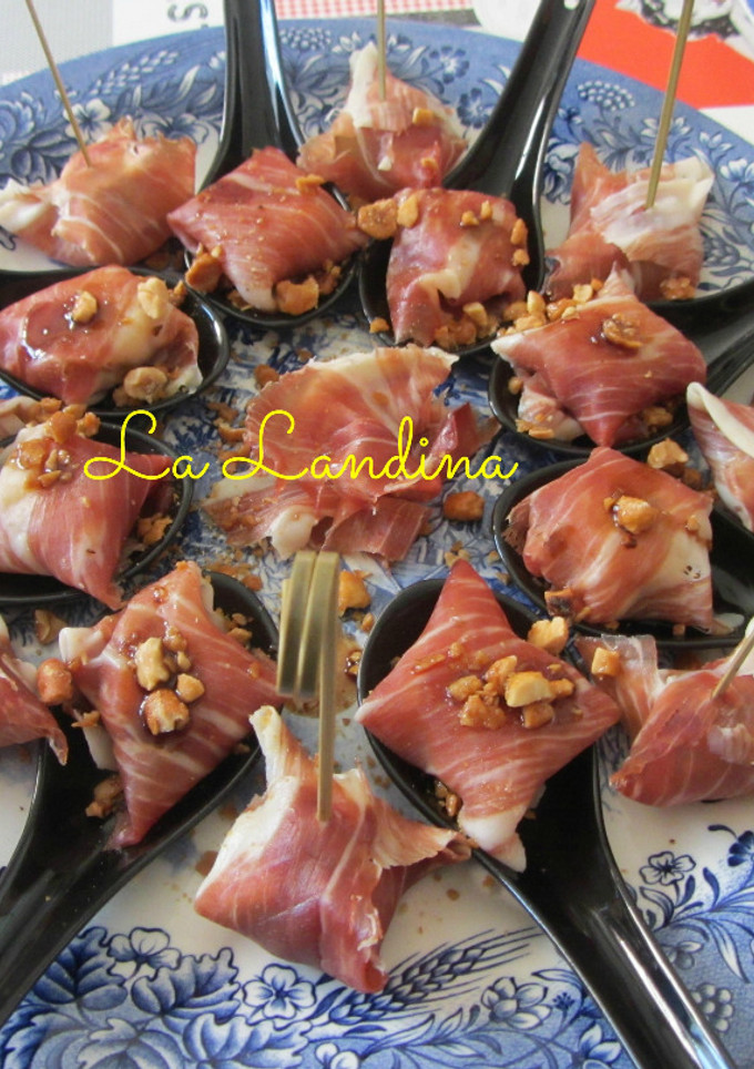 Una foto de Cucharitas de jamón y plátano y bocaditos de jamón con uvas