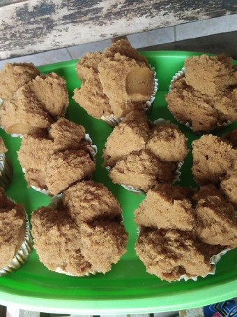Langkah Mudah untuk Menyiapkan Resep Bolu kukus gula merah mekar tanpa mixer yang Lezat Sekali Anti Ribet, Mantap Sekali