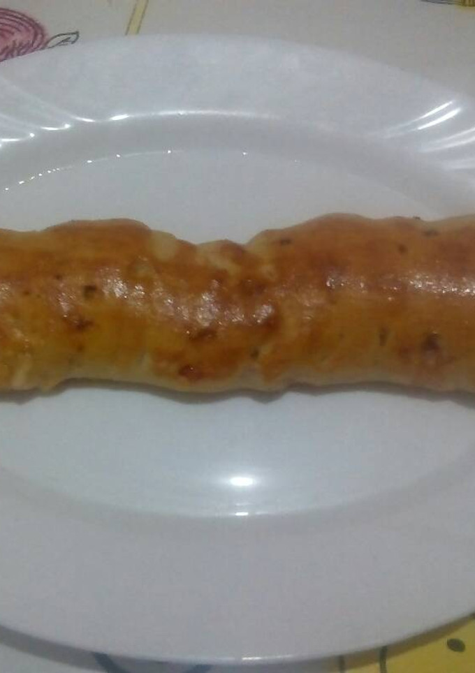 Una foto de Barra rellena de jamón y beicon con masa de pizza con orégano 