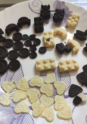 चॉकलेट इन डिफरेंट शेप (Chocolate in Different shape recipe in hindi) रेसिपी मुख्य फोटो