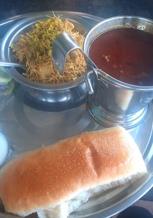 A picture of Misal pav.