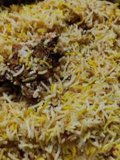 हैदराबाद चिकन दम बिर्याणी (Hyderabad Chicken Dum Biryani recipe in marathi) रेसिपी चे मुख्य फोटो