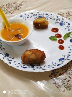 બ્રેડ રોલ અન ટોમેટો સૂપ (Bread roll & Tomato soup Recipe in Gujarati) રેસીપી મુખ્ય ફોટો