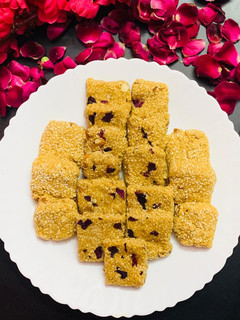 तिल गुड़ चिक्की(Til gud ki chikki recipe in Hindi) रेसिपी मुख्य फोटो