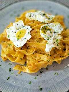 Una foto de Tagliatelle a la crema de queso y sobrasada con huevos de codorniz