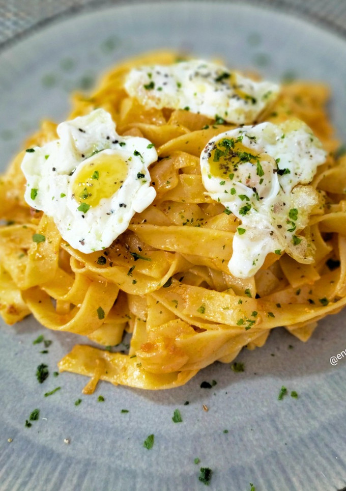 Una foto de Tagliatelle a la crema de queso y sobrasada con huevos de codorniz