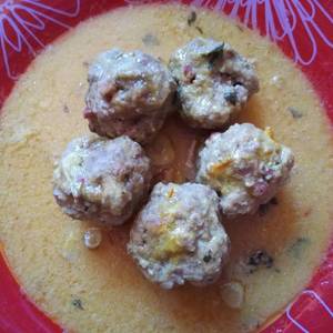 Albóndigas de ternera con jamón en salsa marinera