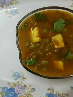 A picture of Matar paneer.