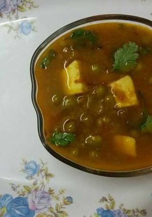 A picture of Matar paneer.