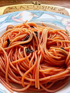 Une photo de Spaghetti avec fanes de betteraves