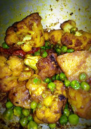 A picture of Cauliflower florets and Potatoes curry.
