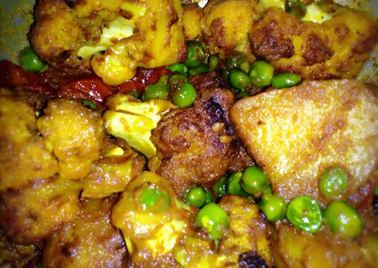 Learn How To Cauliflower florets and Potatoes curry