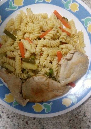 Una foto de Fideos con pollo y verduras
