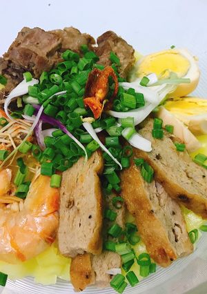 Hình của món Mì quảng thập cẩm.