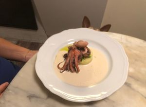 Foto di Polpo sous vide a bassa temperatura su tortino di patate e maionese di polipo